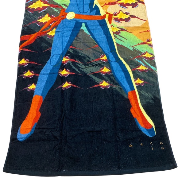 Disney Captain Marvel Beach Towel NWOT Loot Crate Marvel - Picture 6 of 8